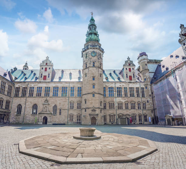 kronborg castle courtyard - helsingor, denmark - kronborg castle imagens e fotografias de stock