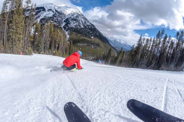 pov de esquiadores descendo ladeiras de esqui - telemark skiing skiing ski moving down - fotografias e filmes do acervo
