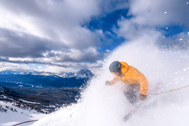 backcountry-skifahrer steigt schneepiste ab - telemark skiing stock-fotos und bilder