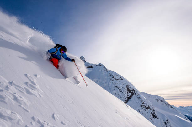 esquiador de fondo desciende la cresta nevada de la montaña - determination telemark skiing exploration winter fotografías e imágenes de stock