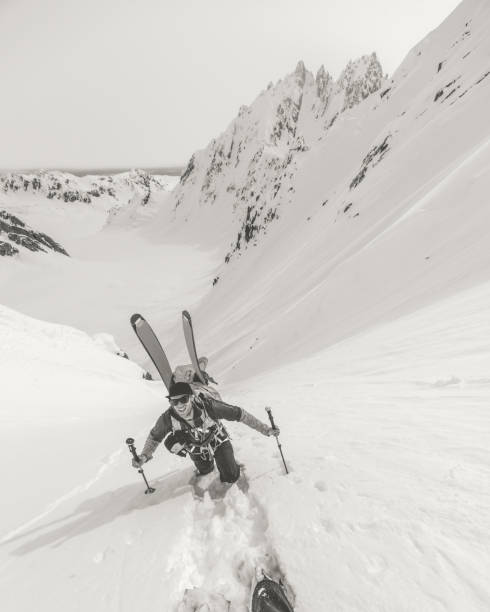 pov de esquiador de fondo subiendo pendiente de nieve empinada - determination telemark skiing exploration winter fotografías e imágenes de stock