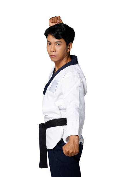 мастер спорта taekwondo практикует каратэ позы, изолированные в полную длину - do kwon стоковые фото и изображения