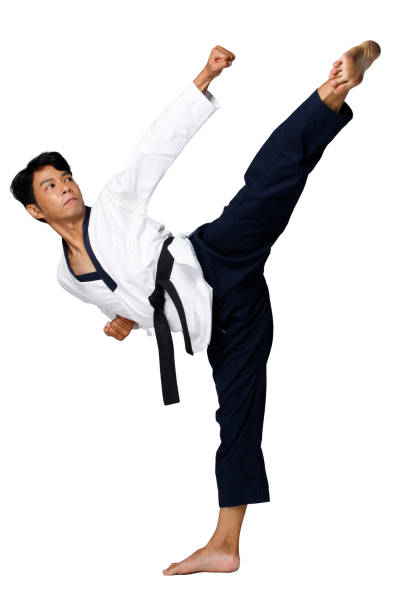 мастер спорта taekwondo практикует каратэ позы, изолированные в полную длину - do kwon стоковые фото и изображения