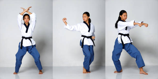 12-летний спортивный подросток носит taekwondo каратэ униформа изолированный - do kwon стоковые фото и изображения