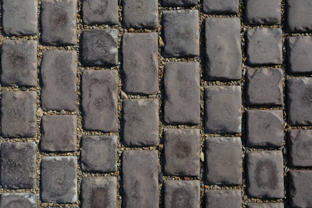 steinhintergrund - graue pflastersteine, nahaufnahme - paving stone cobblestone road old stock-fotos und bilder