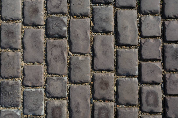 fundo de pedra - pedras de pavimentação cinza, close-up - paving stone cobblestone road old - fotografias e filmes do acervo
