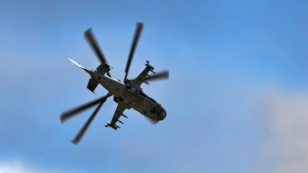 Kamov Ka-52 Alligator (NATO code name: Hokum B) attack helicopter of russian air force at shooting range. Attack helicopter performing demonstration flight on MAKS 2019 airshow. ZHUKOVSKY, RUSSIA, AUGUST 27, 2019. kamov ka-52 alligator, nombre en clave de la otan: hokum b. helicóptero de ataque de la fuerza aérea rusa en el campo de tiro. helicóptero de ataque realizando vuelo de demostración en la exhibición aérea maks 2019. zhukovsky, rusia, 27 de agosto de
