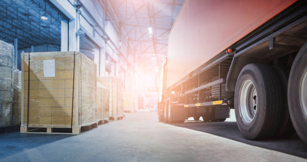 transport et logistique de camions de fret d’affaires industrielles. boîtes de colis de chargement de camion de remorque à l’entrepôt. livraison, boîtes d’expédition. - unloading photos et images de collection