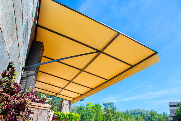 lona de protección solar frente al restaurante - toldo estructura de edificio fotografías e imágenes de stock