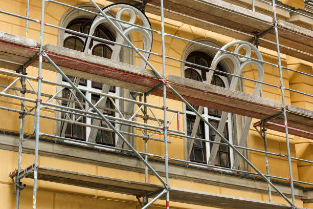historische fenster werden repariert - restoring house scaffolding history stock-fotos und bilder