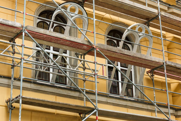 janelas históricas estão sendo reparadas - restoring house scaffolding history - fotografias e filmes do acervo