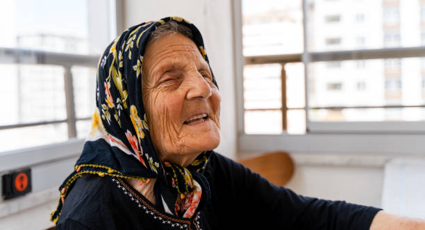 femme âgée riant - 110 photos et images de collection