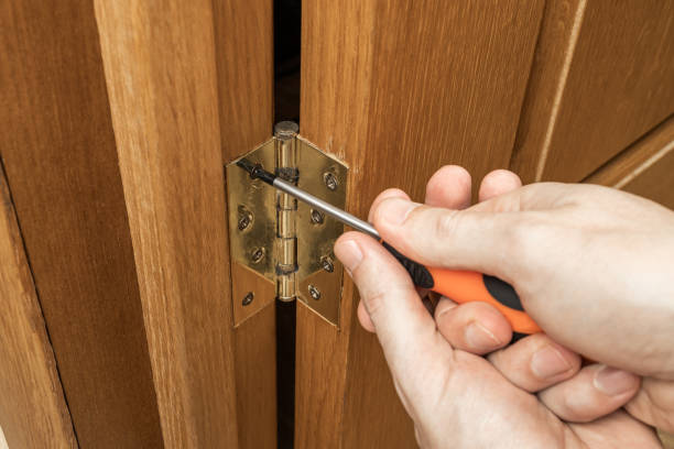indoors door loop repair or fix. handyman carpenter adjusting creak hinge - 合頁 個照片及圖片檔