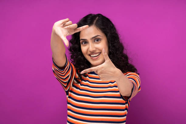 retrato de jovens mulheres em pé isoladas sobre fundo roxo - fashion model asian ethnicity curly hair enjoyment - fotografias e filmes do acervo