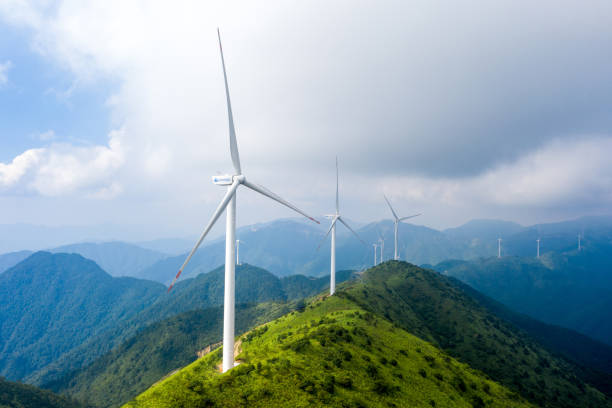 prati alpini ed energia eolica - turbina a vento foto e immagini stock