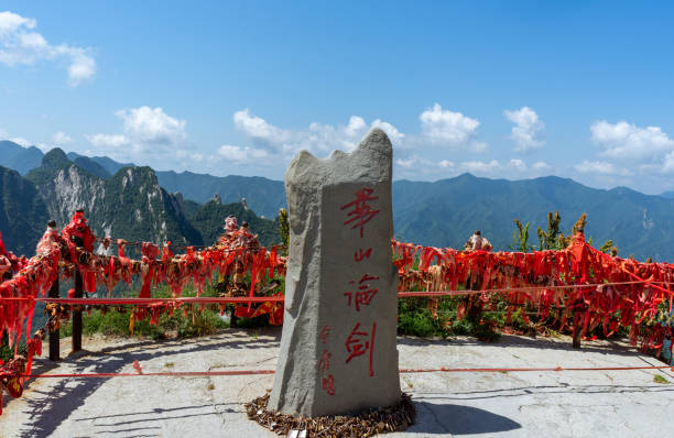 huashan da china, inscrição de jin yong no topo da montanha "huashan lunjian" - natural column - fotografias e filmes do acervo