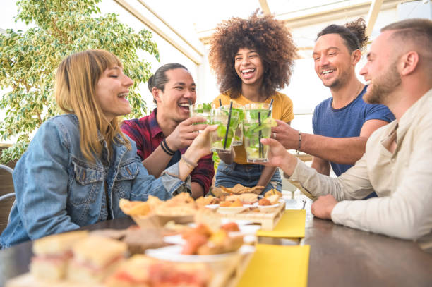 feliz grupo de amigos multirraciales bebiendo y tostando cócteles de mojito en el restaurante del bar cervecería - concepto de amistad con los jóvenes que beben bebidas tostadas divertidas en la hora feliz en el pub - home interior cocktail bar women fotografías e imágenes de stock