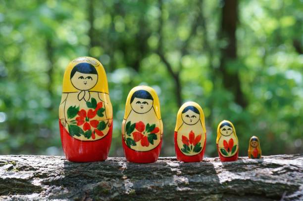 마트리오슈카는 녹색 색의 배경을 가지고 있습니다. - russian nesting doll russia doll matrioska 뉴스 사진 이미지