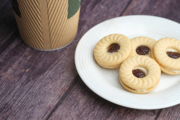 テーブルの上のチェリークッキーとコーヒーのクローズアップ - unhealthy eating cherry chocolate close up ストックフォトと画像