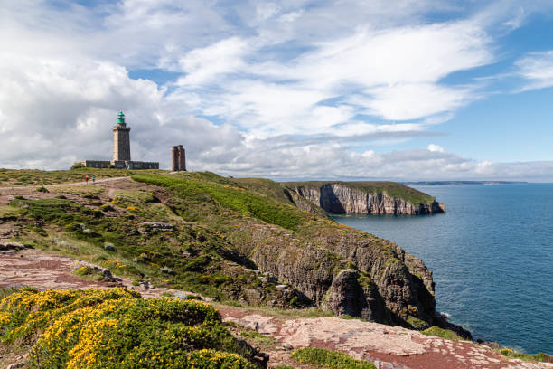 der leuchtturm von cap frehel, in der bretagne - bretagne stock-fotos und bilder