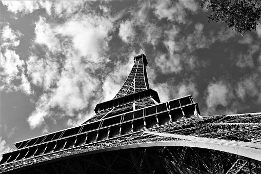 Perspektive under the Eiffel Tower