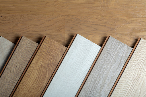 Fondo laminado. Muestras de laminado o parquet con un patrón y textura de madera para pavimentos y diseño de interiores. Producción de suelos de madera. photo