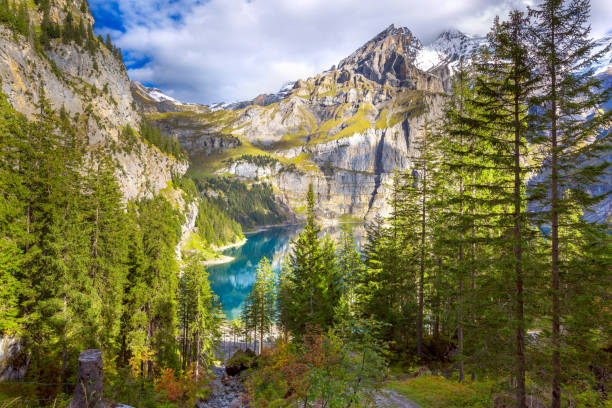 スイスのエシネン湖とアルプスのパノラマ。 - european alps mountain beauty in nature oeschinen lake ストックフォトと画像