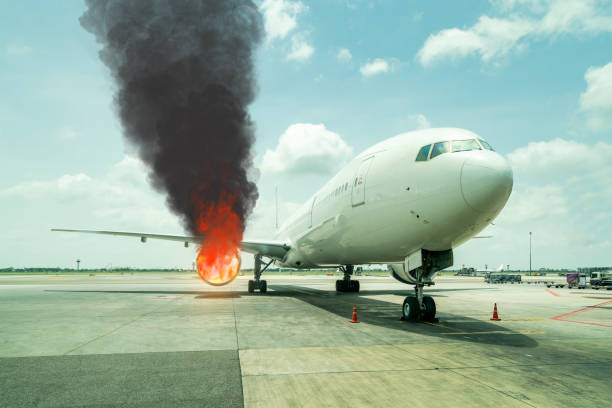 旅客機または貨物飛行機の駐車場は、昼間にジェットエンジンで燃え上がったり、燃え尽きたりしていました - airport runway airplane commercial airplane ストックフォトと画像