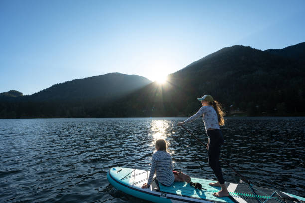 패들 보드 모험에 어머니와 딸 - surfing paddling surfboard sunset 뉴스 사진 이미지