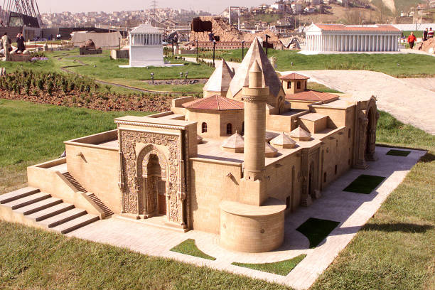 mesquita divrigi ulu de sivas no parque em miniatura miniaturk - mosque europe part of day - fotografias e filmes do acervo