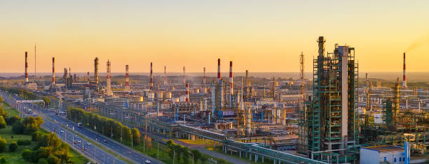 vista aérea con drones de la zona industrial de gasolina o refinería de petróleo en yaroslavl, rusia, durante la hora del atardecer. banner de formato ancho - architecture chemical plant diesel fuel and power generation fotografías e imágenes de stock