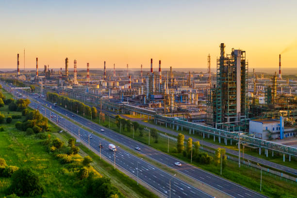 vista aerea del drone della zona industriale della benzina o della raffineria di petrolio a yaroslavl, in russia, durante il tramonto - raffineria foto e immagini stock