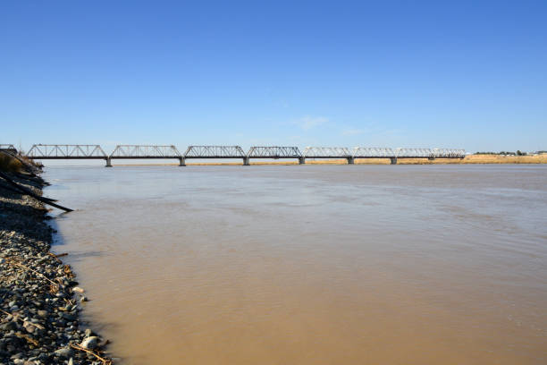 eisenbahn- und straßenbrücke über die amu darya, die afghanistan-usbekistan freundschaftsbrücke und grenzübergang - hairatan, provinz balkh, afghanistan - support horizontal war afghanistan stock-fotos und bilder