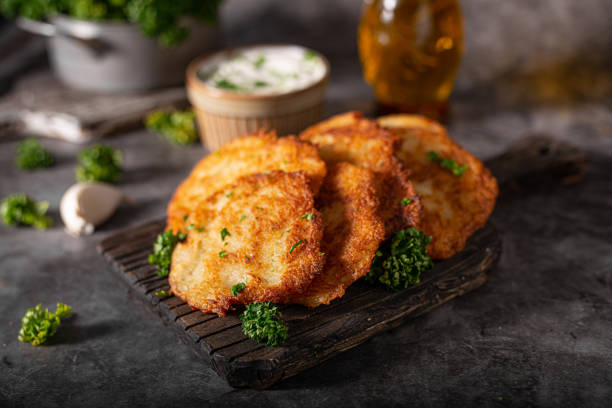 original latkes with garlic - latke imagens e fotografias de stock