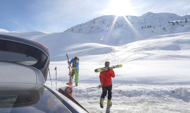 los esquiadores de fondo descargan el equipo del coche, antes de esquiar - determination telemark skiing exploration winter fotografías e imágenes de stock