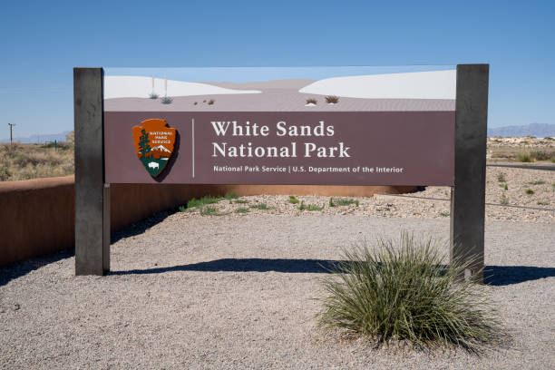 eingangsschild für den white sands national park an einem sonnigen tag - desert new mexico sand white sands national monument stock-fotos und bilder