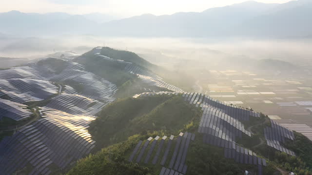 Luftaufnahme des Solarkraftwerks auf dem Gipfel des Berges im Morgenlicht
