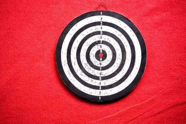 já usado e placa de dardo de segunda mão em pé no tapete vermelho - dart target darts penetrating - fotografias e filmes do acervo