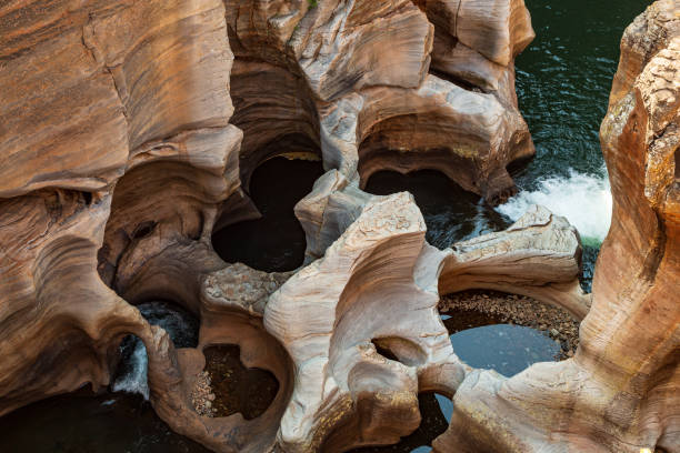 baches de la suerte de bourke, formaciones de arenisca erosionadas en el cañón del río blyde, mpumalanga, sudáfrica - provincia de mpumalanga fotografías e imágenes de stock