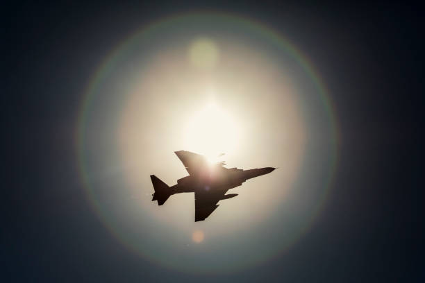 トルコ空軍が主催するコンヤでのアナトリアイーグルトレーニング2021便中に太陽の前を通過するf4ファントム航空機。 - japanese military ストックフォトと画像