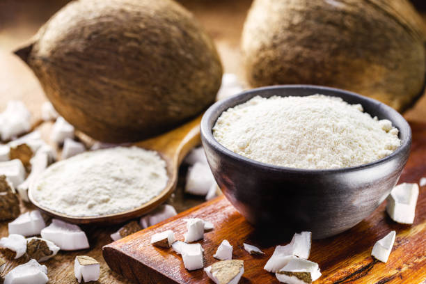 farina di cocco biologica a base di prodotti naturali, senza glutine, fatta in casa, ingrediente da cucina vegano - powdered coconut foto e immagini stock