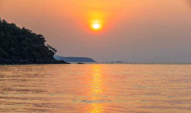 hermosa puesta de sol temprana y ola del mar en la playa de arena el horizonte tiempo de verano en la playa de hat sai kaew en chanthaburi tailandia. - pacific ocean tourist resort day reflection fotografías e imágenes de stock