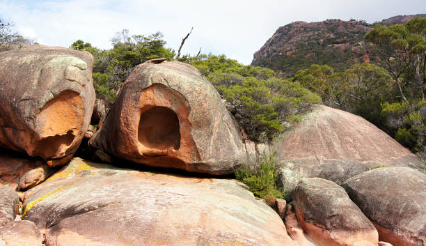 meraviglie naturali - the hazards, blocchi di granito rosa nella wineglass bay della tasmania - australia - freycinet national park foto e immagini stock