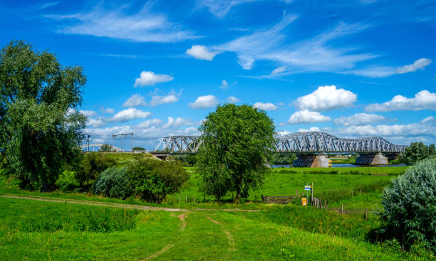 エルトゲンボッシュ、オランダの近くのミューズ川に架かる鉄道橋 - ヘルデルラント州 ストックフォトと画像