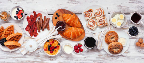 scène de table de petit-déjeuner ou de brunch sur fond de bannière en bois blanc - bagel coffee morning breakfast photos et images de collection
