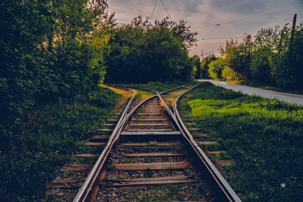 una bifurcación en las vías del tren en dos direcciones. una vista en primer plano de una vía de ferrocarril - transporte ferroviario fotografías e imágenes de stock