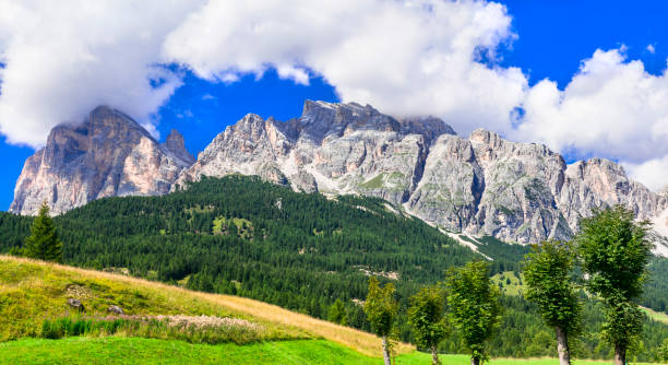 oszałamiająca przyroda włoskich alp . wspaniała dolina w cortina d'ampezzo - słynny ośrodek narciarski w północnych włoszech, prowincja belluno - veneto cortina dampezzo hotel mountain zdjęcia i obrazy z banku zdjęć