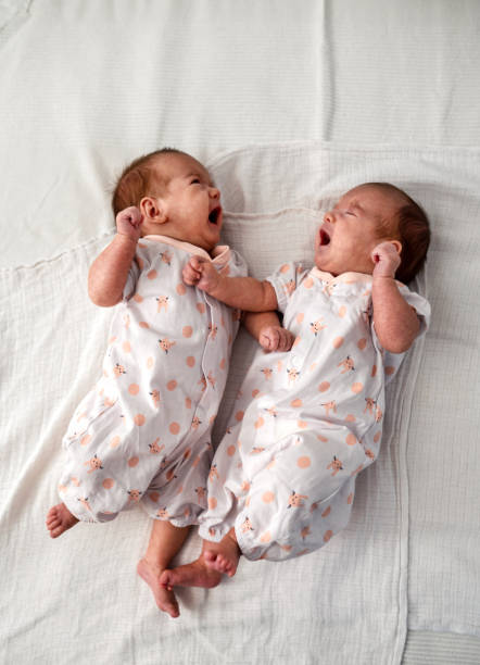 gemelli nei primi mesi di vita - twin newborn baby baby girls foto e immagini stock