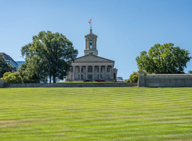 view up the hill to the state capitol building in nashville, tennessee - nashville tennessee state capitol building federal building imagens e fotografias de stock