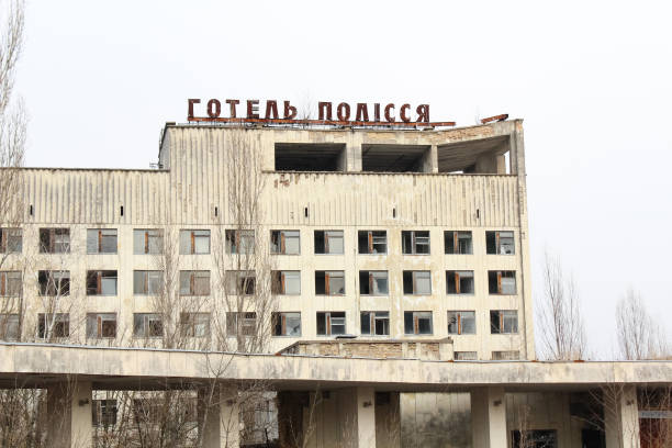 pripyat est une zone d’exclusion après la catastrophe nucléaire de black andbult à la centrale nucléaire. - 1986 photos et images de collection
